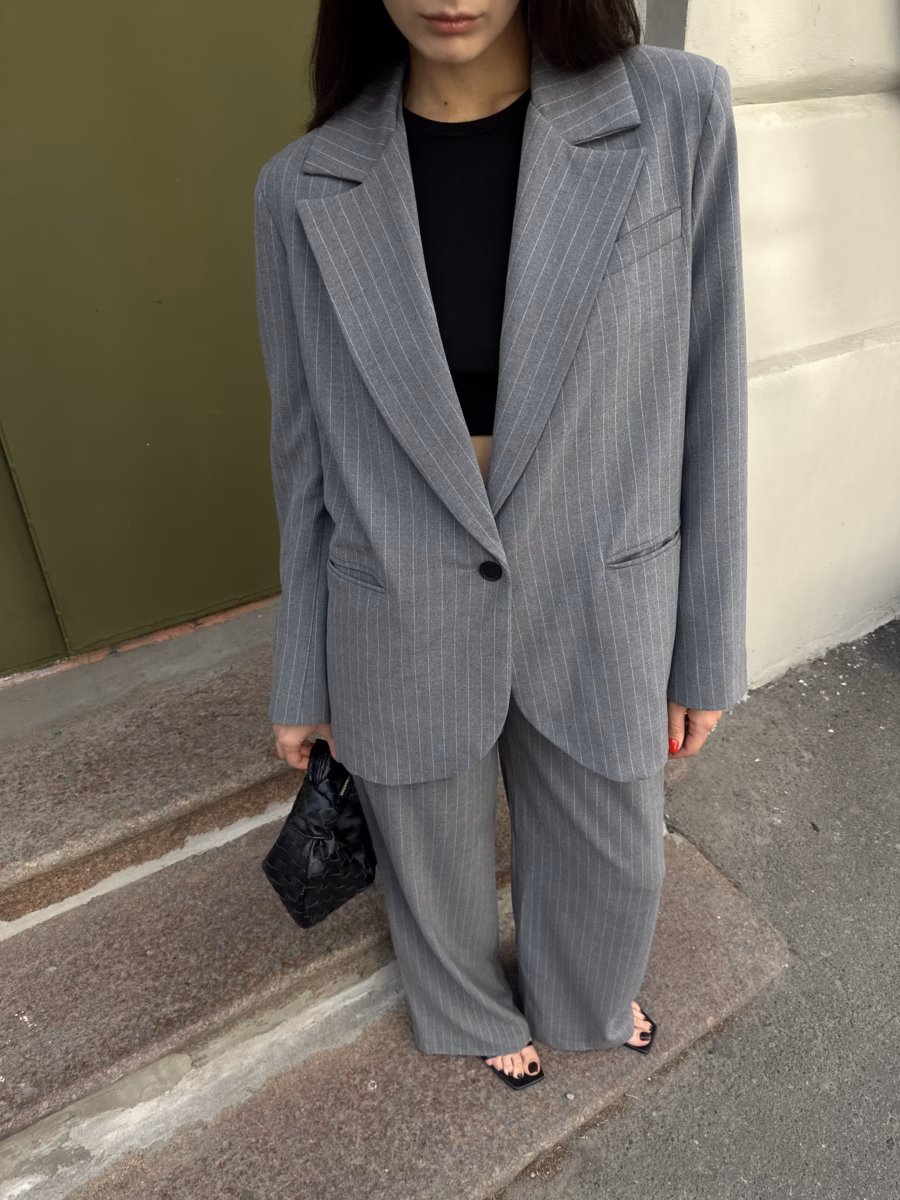 Сірий піджак у смужку LAYLA